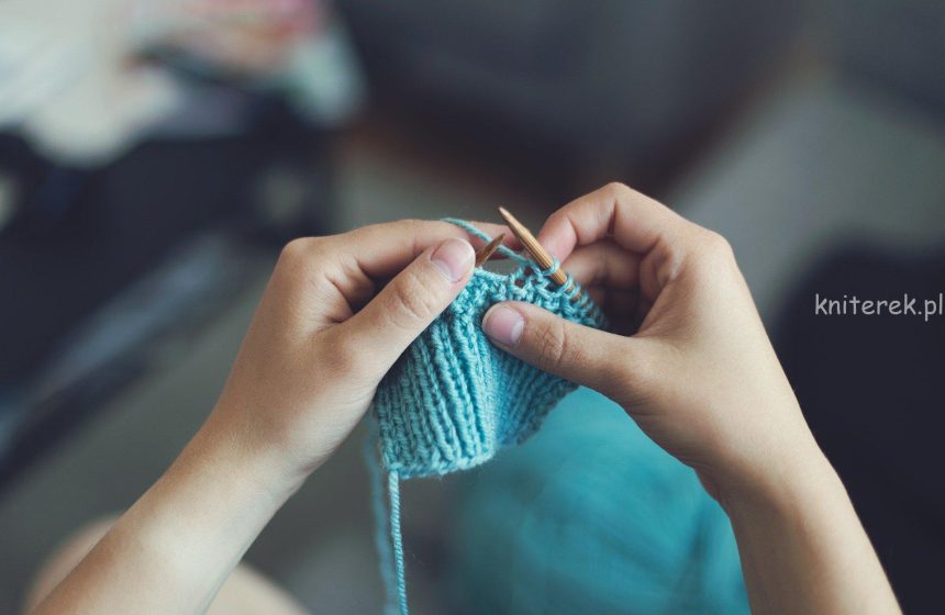 knit-869221_1920 Grubości włóczek, faktury i kolory — przewodnik dziewiarski