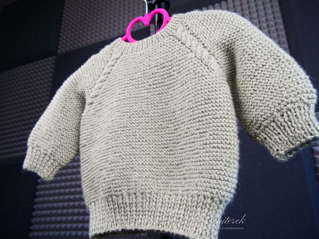 Sweter dla niemowlaka z alpaki, ręcznie robiony