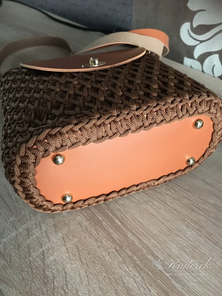 Torebka handmade listonoszka cynamonowa – wodoodporna, z sznurka poliestrowego