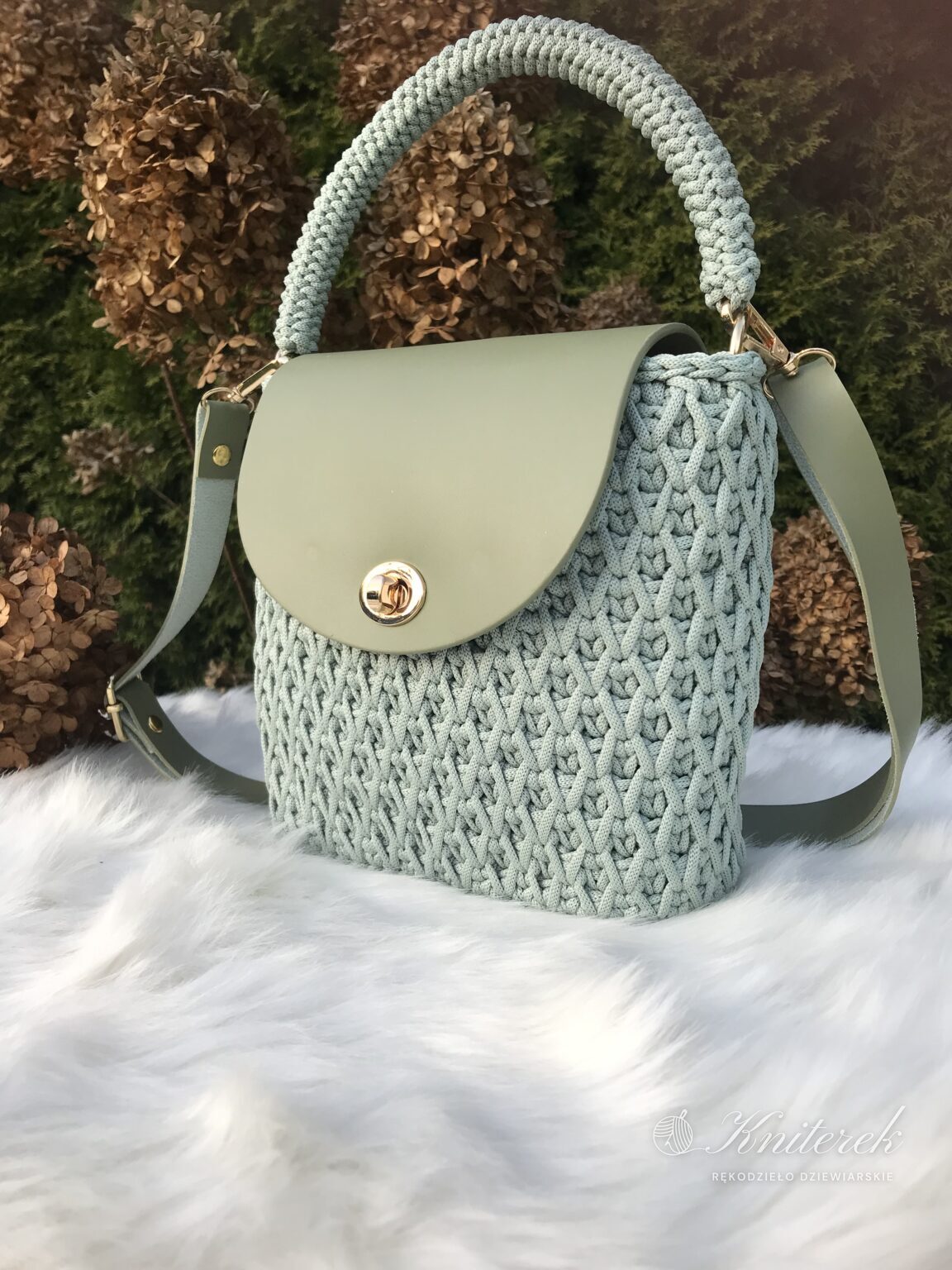 Torebka handmade-listonoszka,pistacja – wodoodporna, ze sznurka poliestrowego.